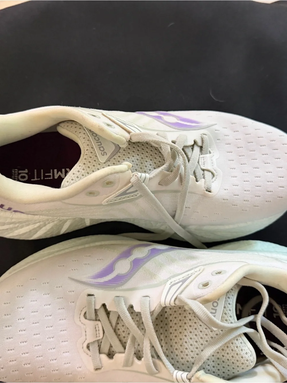 Saucony Women White Triumph 22 Sneakers with Lavender Logo
